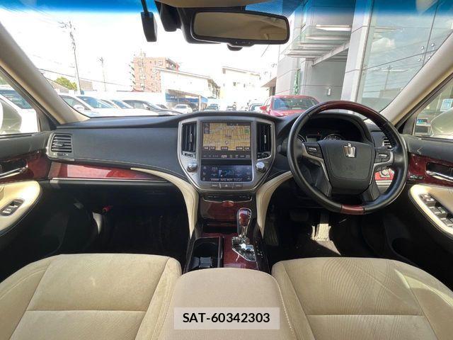Toyota CROWN MAJESTA 2017-09 1006706-1