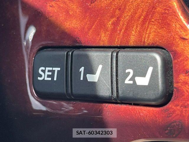 Toyota CROWN MAJESTA 2017-09 1006706-7