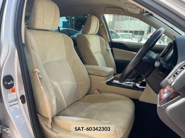 Toyota CROWN MAJESTA 2017-09 1006706-8