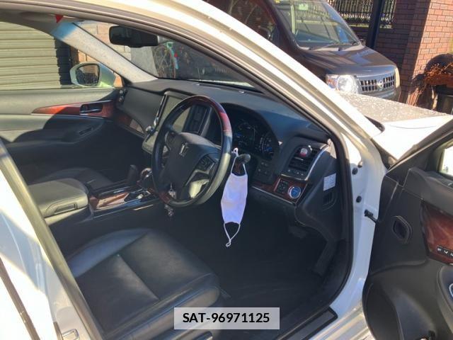 Toyota CROWN MAJESTA 2015-04 2207486-9