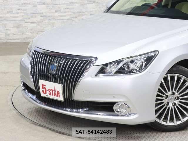 Toyota CROWN MAJESTA 2014-02 4370238-11