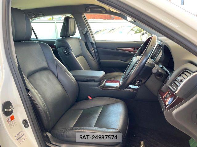 Toyota CROWN MAJESTA 2016-05 4935725-7