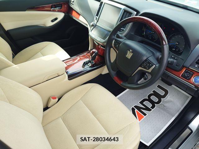 Toyota CROWN MAJESTA 2013-11 5863517-10