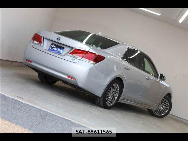 Toyota CROWN MAJESTA 2013-10 5863516-11