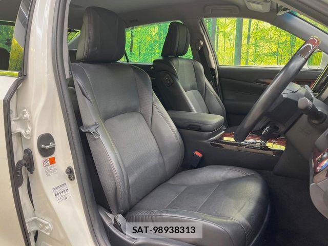 Toyota CROWN MAJESTA 2016-09 6010632-7