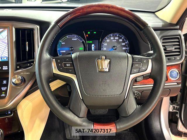 Toyota CROWN MAJESTA 2014-05 6611195-11