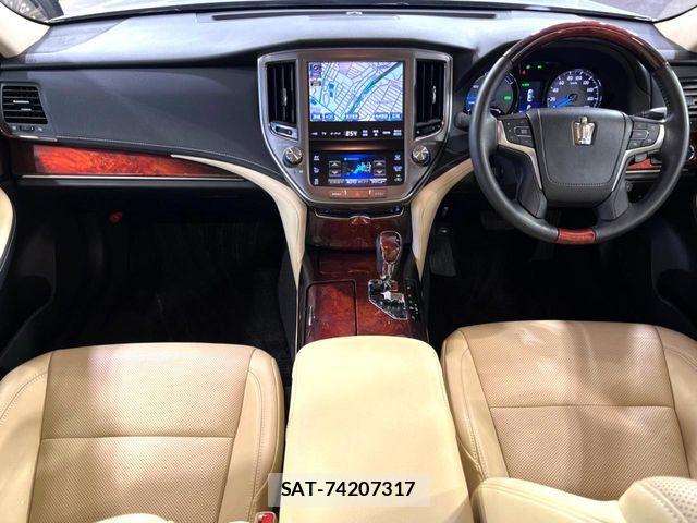 Toyota CROWN MAJESTA 2014-05 6611195-1