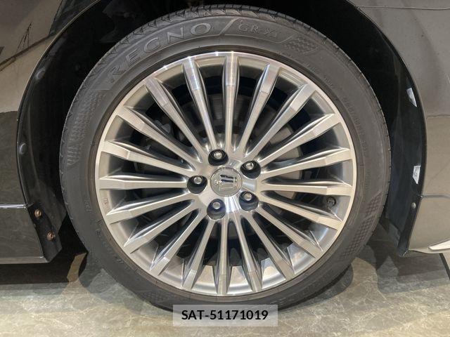 Toyota CROWN MAJESTA 2014-01 6641388-8