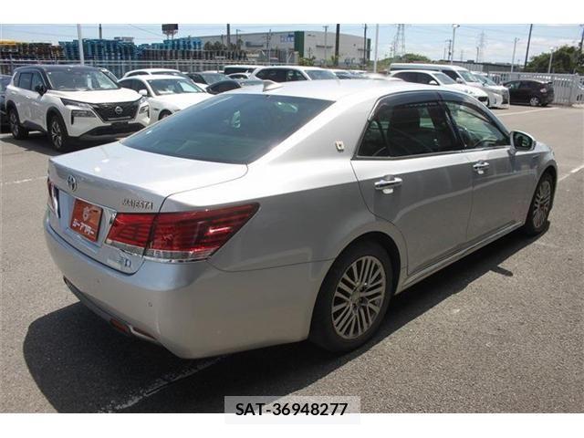 Toyota CROWN MAJESTA 2018-01 6814371-12
