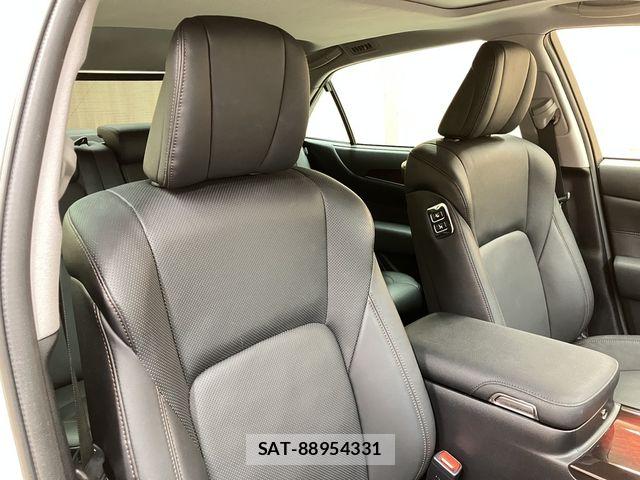 Toyota CROWN MAJESTA 2017-02 6814370-24