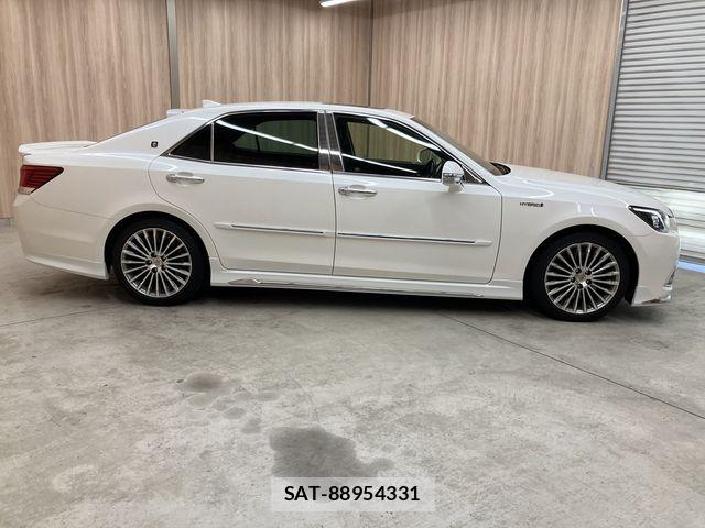 Toyota CROWN MAJESTA 2017-02 6814370-26