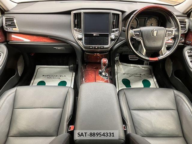 Toyota CROWN MAJESTA 2017-02 6814370-27