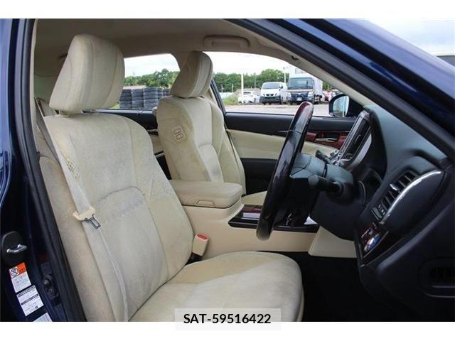 Toyota CROWN MAJESTA 2017-04 7357267-21