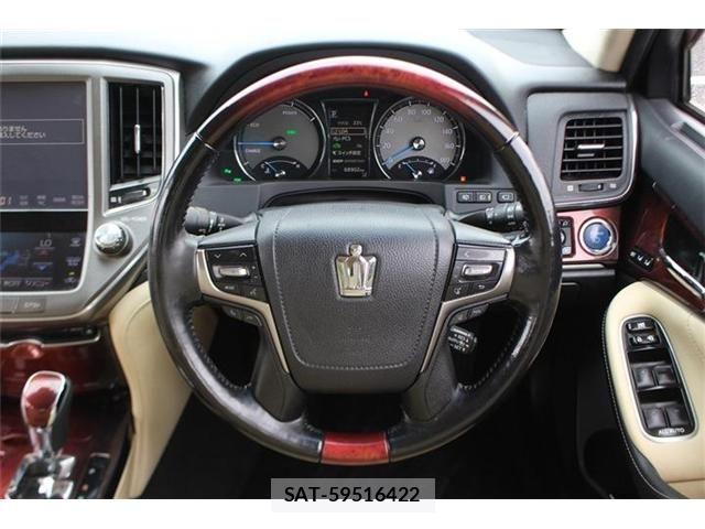Toyota CROWN MAJESTA 2017-04 7357267-24