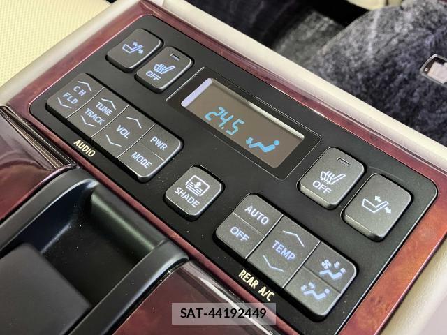 Toyota CROWN MAJESTA 2017-11 7391706-17
