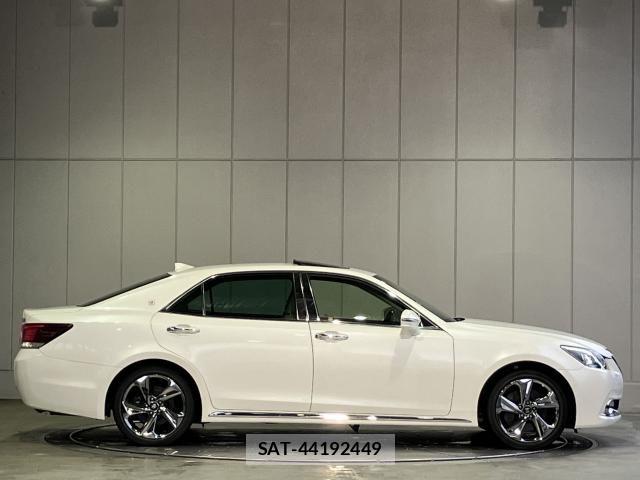 Toyota CROWN MAJESTA 2017-11 7391706-26