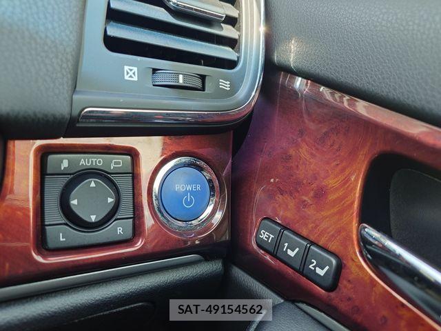 Toyota CROWN MAJESTA 2016-06 7961027-18