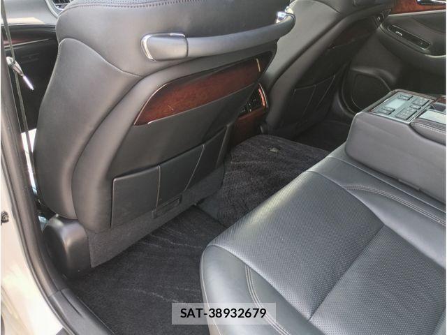 Toyota CROWN MAJESTA 2013-12 8098639-17