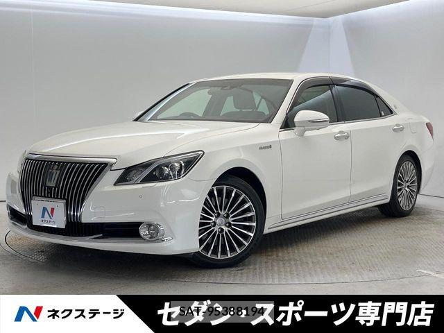 Toyota CROWN MAJESTA 2016-01 8207003-0
