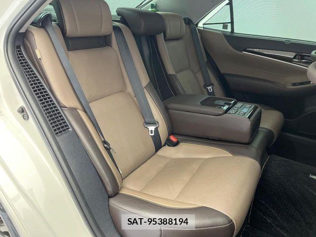 Toyota CROWN MAJESTA 2016-01 8207003-13