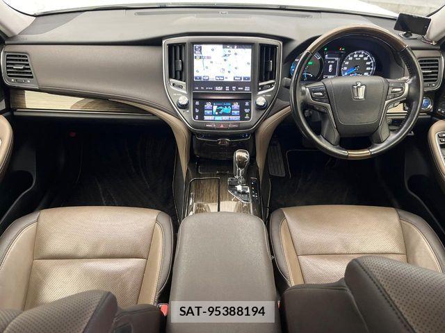 Toyota CROWN MAJESTA 2016-01 8207003-1