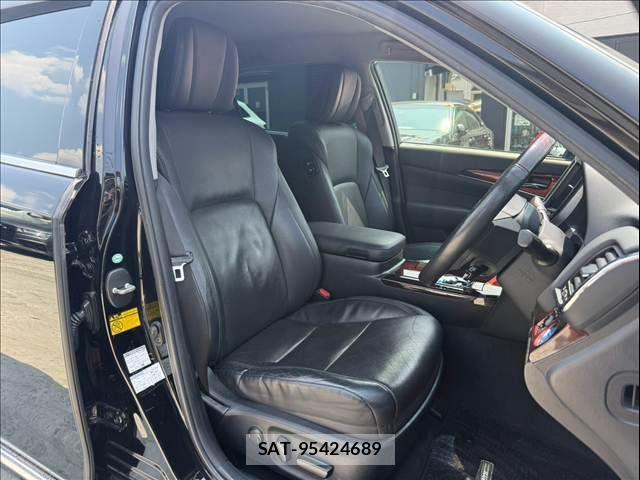 Toyota CROWN MAJESTA 2014-03 8207006-10