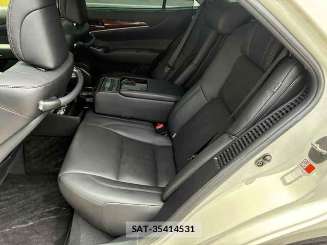 Toyota CROWN MAJESTA 2017-05 8244902-9