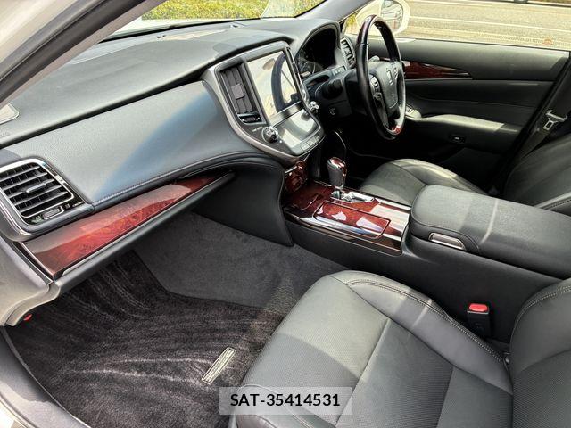 Toyota CROWN MAJESTA 2017-05 8244902-11