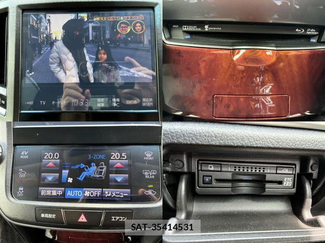 Toyota CROWN MAJESTA 2017-05 8244902-13