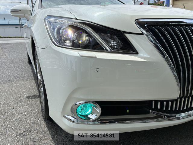 Toyota CROWN MAJESTA 2017-05 8244902-18
