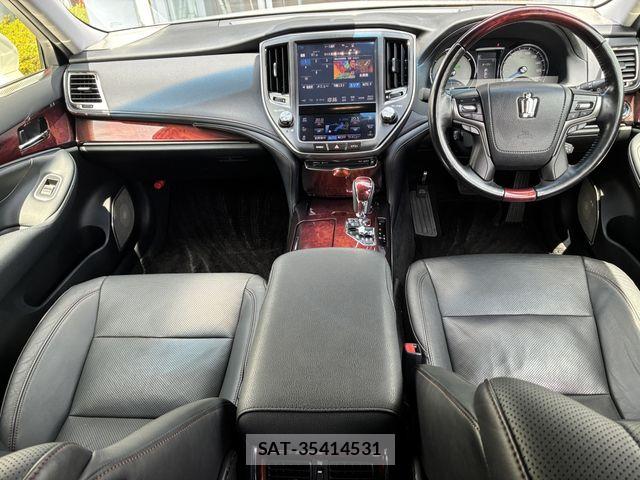 Toyota CROWN MAJESTA 2017-05 8244902-1