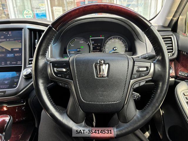Toyota CROWN MAJESTA 2017-05 8244902-23