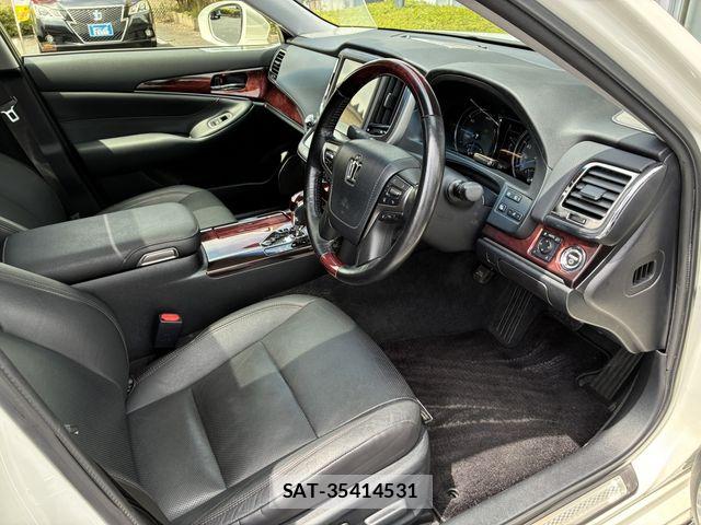 Toyota CROWN MAJESTA 2017-05 8244902-7