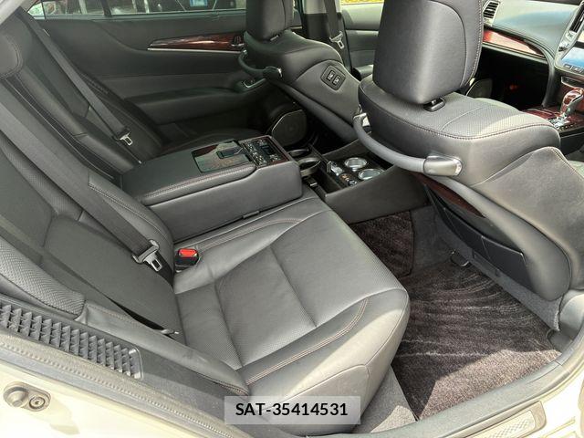 Toyota CROWN MAJESTA 2017-05 8244902-8