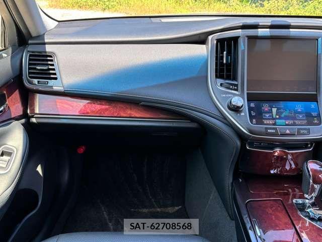 Toyota CROWN MAJESTA 2014-11 8244901-19