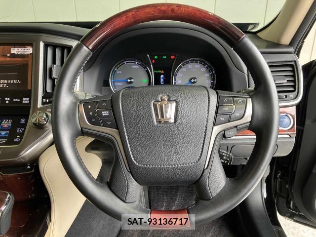 Toyota CROWN MAJESTA 2013-10 8335332-12