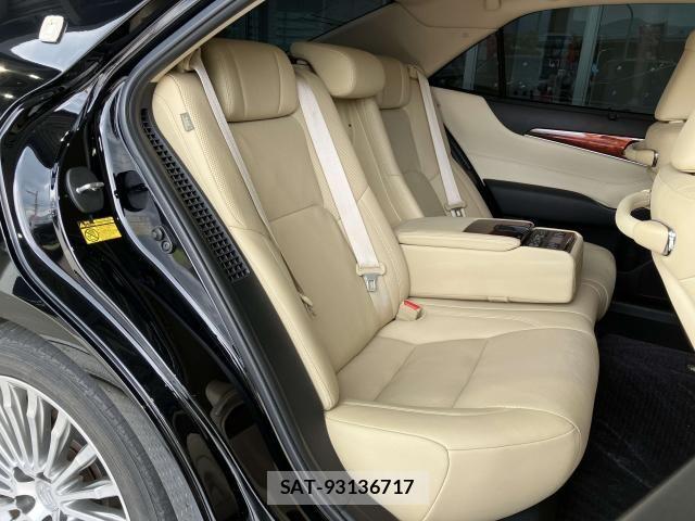 Toyota CROWN MAJESTA 2013-10 8335332-19