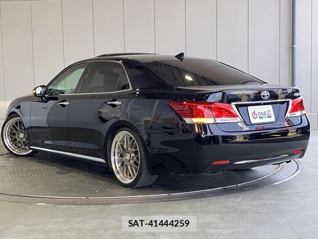 Toyota CROWN MAJESTA 2016-03 8335331-1