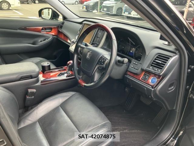 Toyota CROWN MAJESTA 2014-01 8371542-9