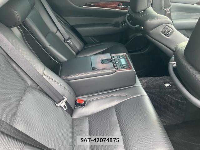 Toyota CROWN MAJESTA 2014-01 8371542-21