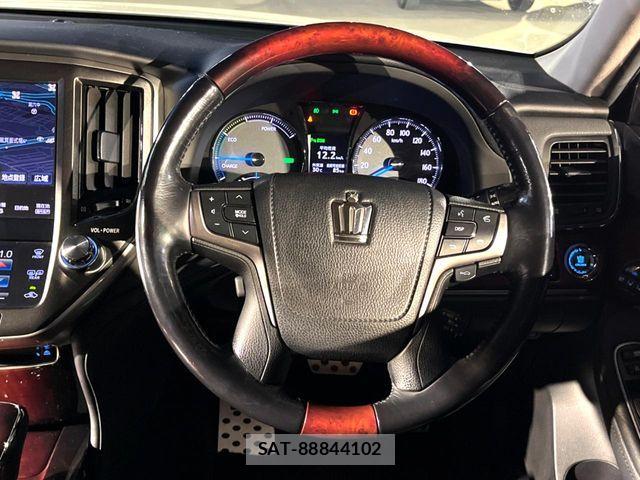 Toyota CROWN MAJESTA 2015-08 8438019-11