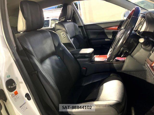 Toyota CROWN MAJESTA 2015-08 8438019-12
