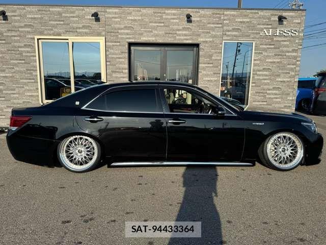 Toyota CROWN MAJESTA 2016-04 8561532-12