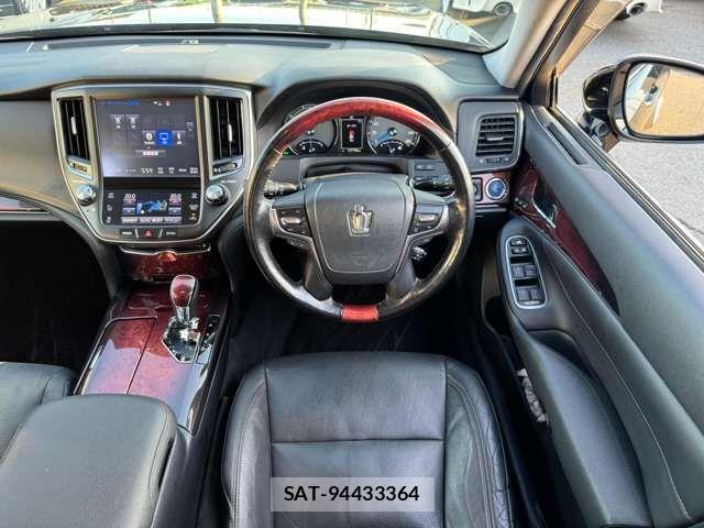 Toyota CROWN MAJESTA 2016-04 8561532-16