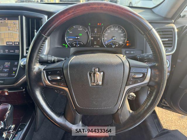 Toyota CROWN MAJESTA 2016-04 8561532-17