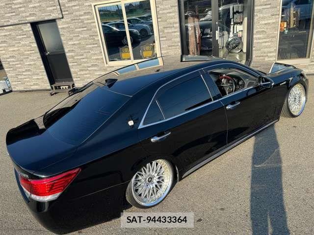 Toyota CROWN MAJESTA 2016-04 8561532-1