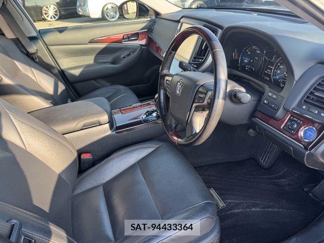Toyota CROWN MAJESTA 2016-04 8561532-22