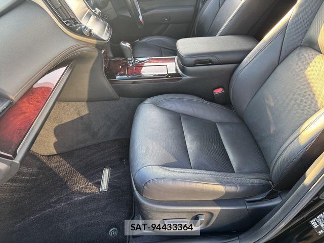 Toyota CROWN MAJESTA 2016-04 8561532-23