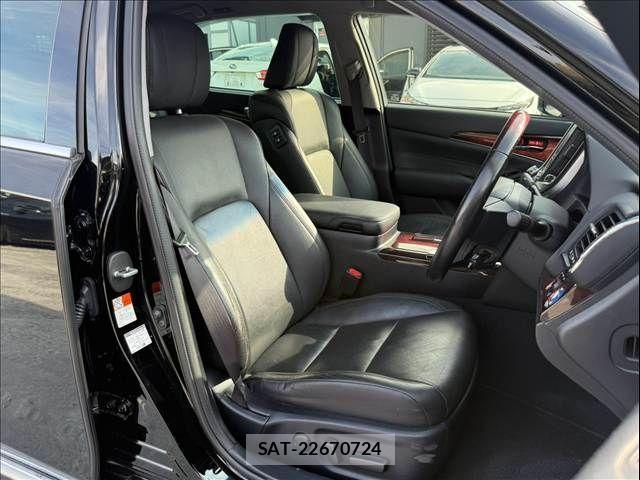 Toyota CROWN MAJESTA 2016-08 8561533-10
