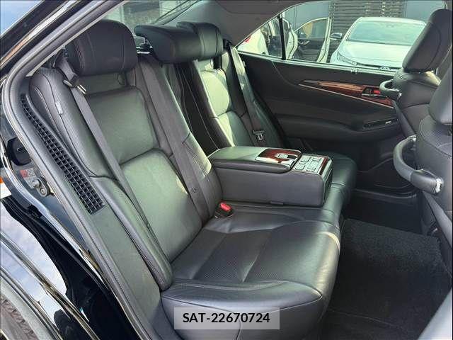Toyota CROWN MAJESTA 2016-08 8561533-11